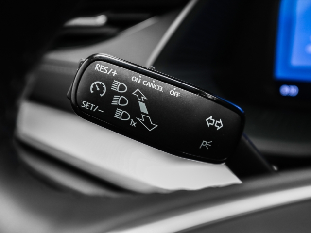 Skoda - Octavia Combi 2.0 TDI Essence AHK LED_10