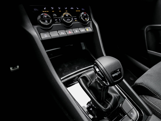 Skoda - Karoq Sportline 1.5 TSI DSG AHK Navi Pano Kamera_12