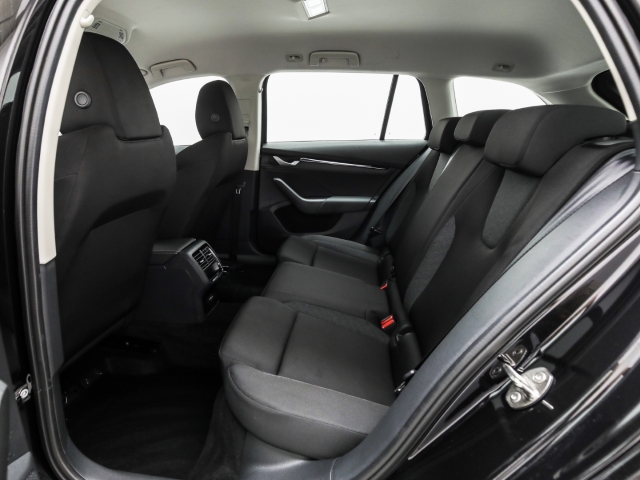 Skoda - Octavia Combi 2.0 TDI Essence AHK LED_14