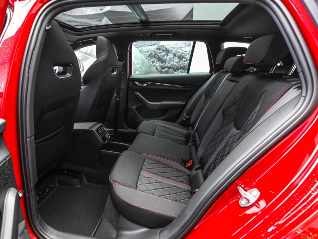 Skoda - Octavia Combi RS 2.0 TSI AHK Pano CANTON Winter_14