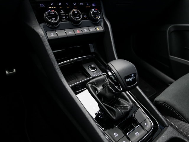 Skoda - Karoq Sportline 1.5 TSI DSG AHK Navi Pano Matrix_12