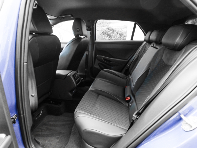 VW - T-Roc R-Line 1.5 eTSI DSG AHK Navi Kamera Matrix_13