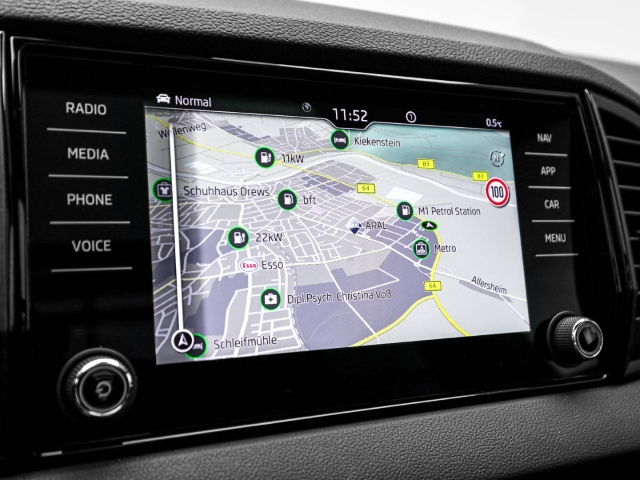 Skoda - Karoq Sportline 1.5 TSI DSG AHK Navi Pano Kamera_11