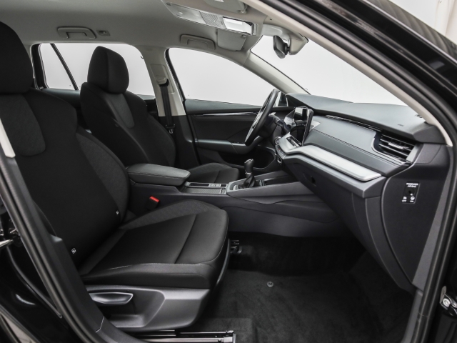 Skoda - Octavia Combi 2.0 TDI Essence AHK LED_13