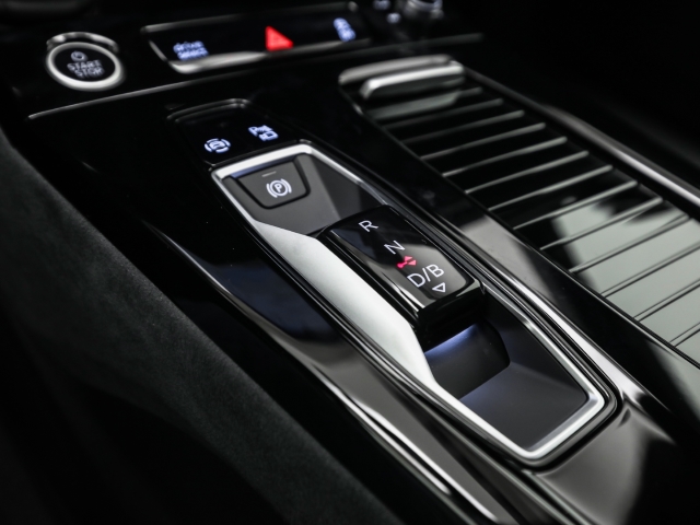 Audi - A6 e-tron Avant performance B&O AHK HUD Navi Matrix_15