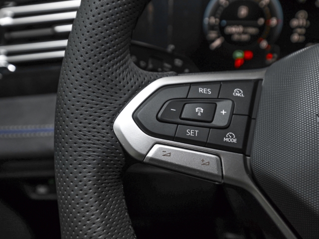 VW - Tiguan R-Line 2.0 TDI 4M DSG AHK Navi Pano IQ.Light_7