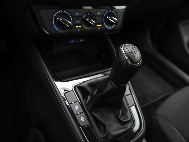 Skoda - Fabia Essence 1.0 MPI Sitzheizung Berganfahrassistent_11