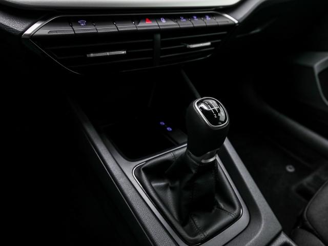 Skoda - Octavia Combi 2.0 TDI Essence AHK LED_12