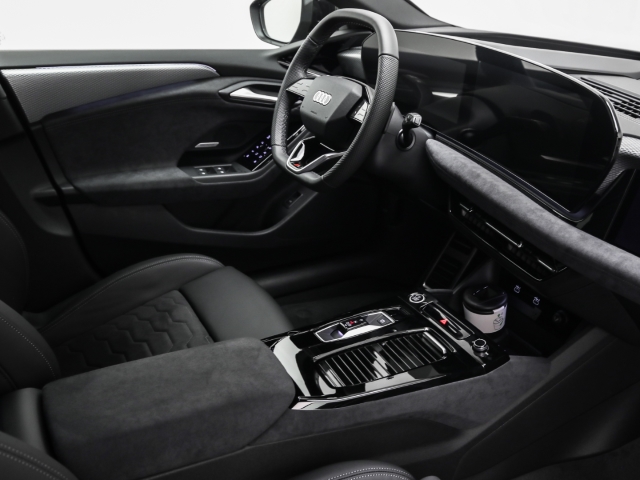 Audi - A6 e-tron Avant performance B&O AHK HUD Navi Matrix_16