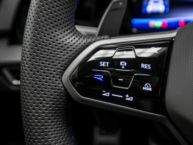 VW - Golf R BLACK EDITION 2.0 TSI 4M DSG Pano Navi Akrapovic_10